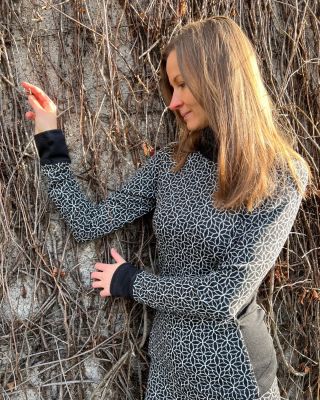 Hřejivý funkční komplet pro vysoké ženy – nově i v černobílé kombinaci. Z procházek do přírody až domů, kde ho prostě...